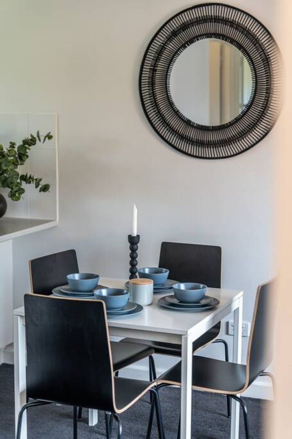 Understated elegance with a touch of charm – the dining area balances crisp design with everyday practicality.