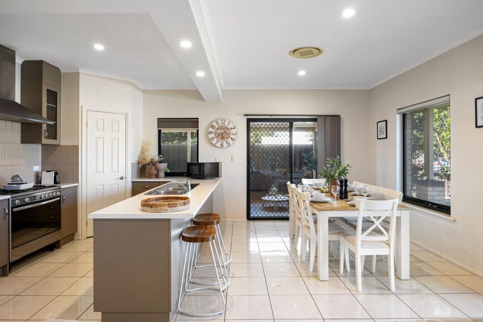 Cook, gather and share meals with ease in this connected space, designed for dining and easy conversation.