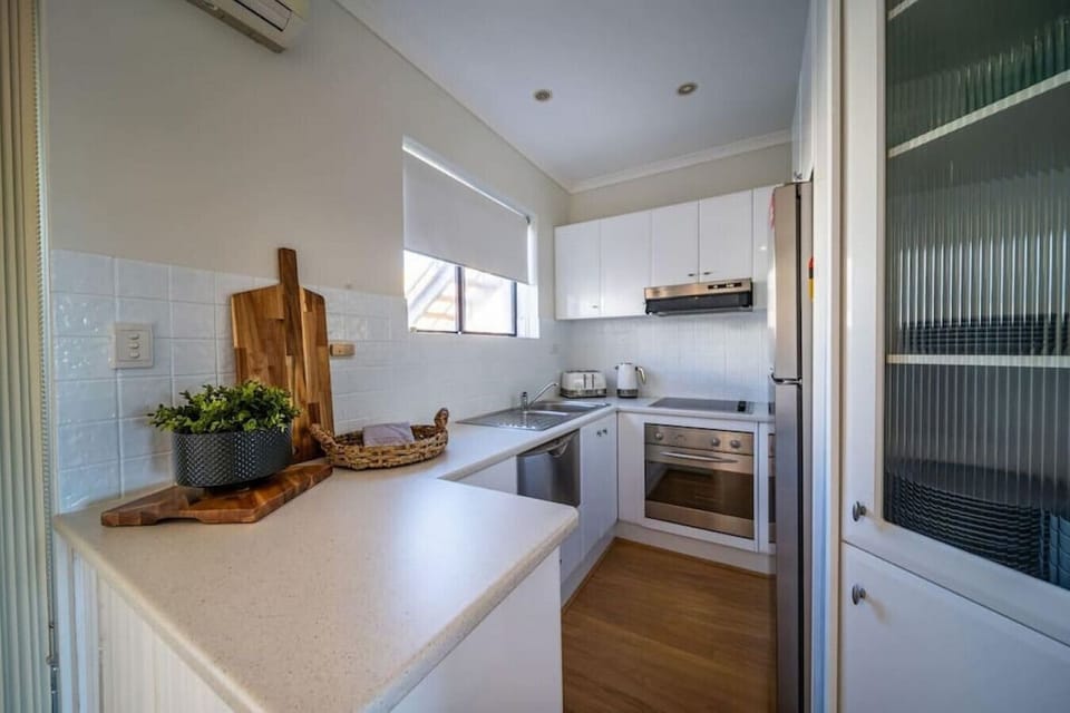Everything you need is within reach, from the cooktop and oven to the dishwasher and fridge, allowing you to cook and clean with ease throughout your stay.