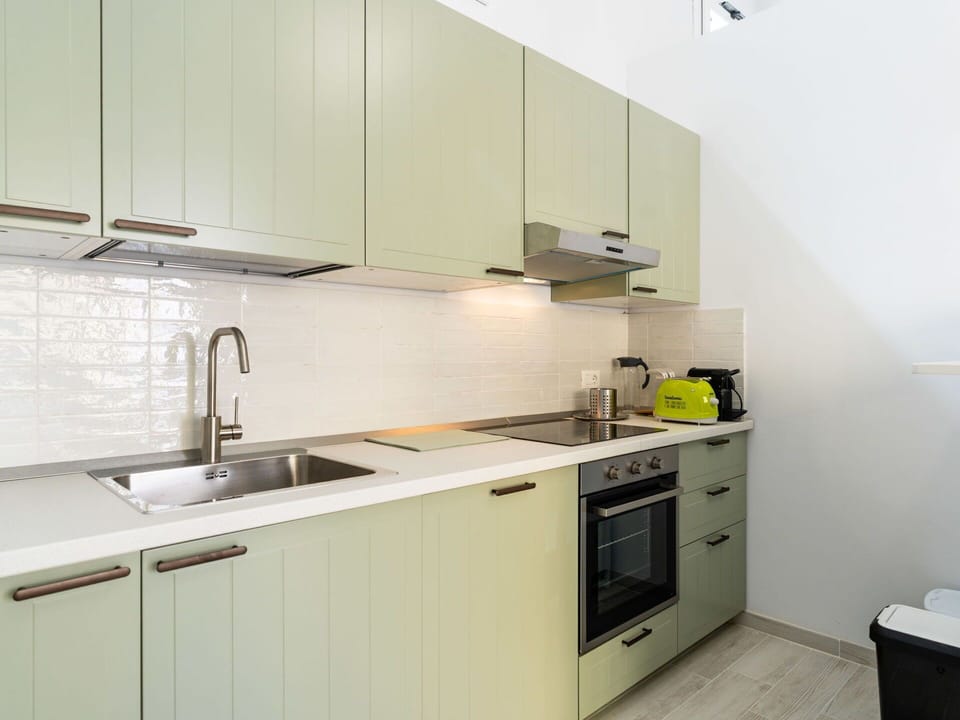 Kitchen Appliance, Kitchen, Countertop, Cabinetry, Interior Design, Major Appliance, Flooring, Furniture, Kitchen Stove, Wood