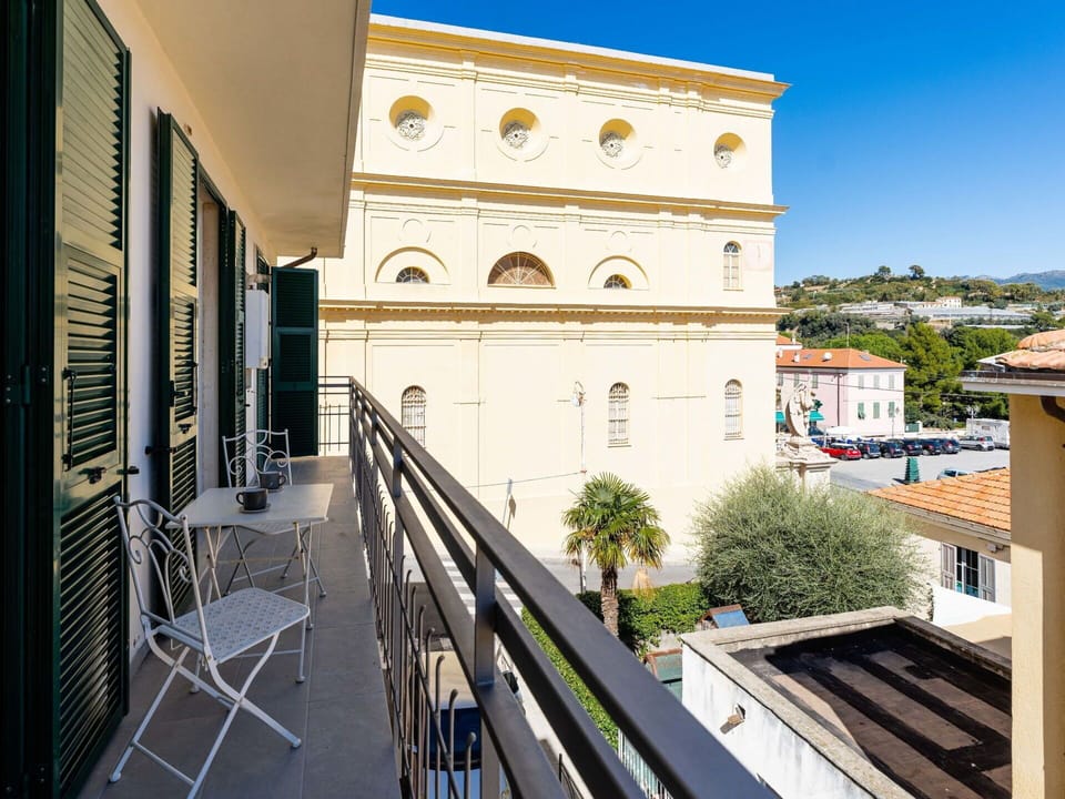 Apartment, Urban Design, Balcony, Condominium, Shade, Hotel