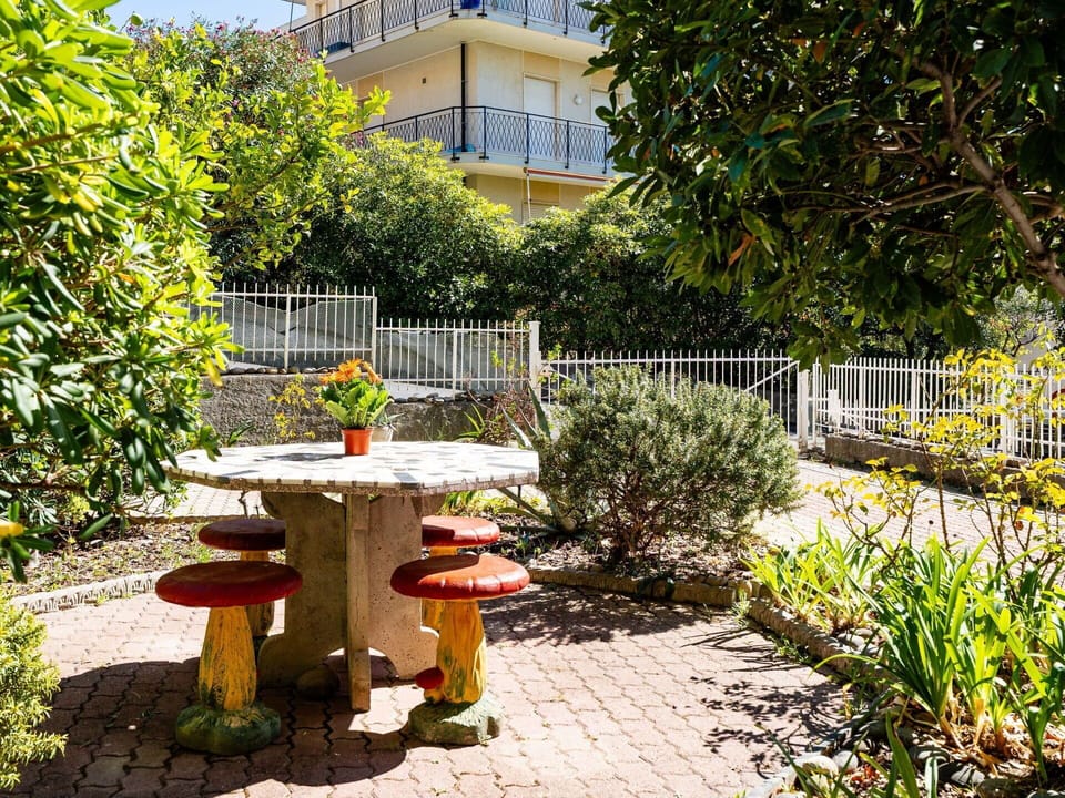 Shrub, Garden, Spring, Shade, Outdoor Furniture, Backyard, Yard, Landscaping, Flowerpot