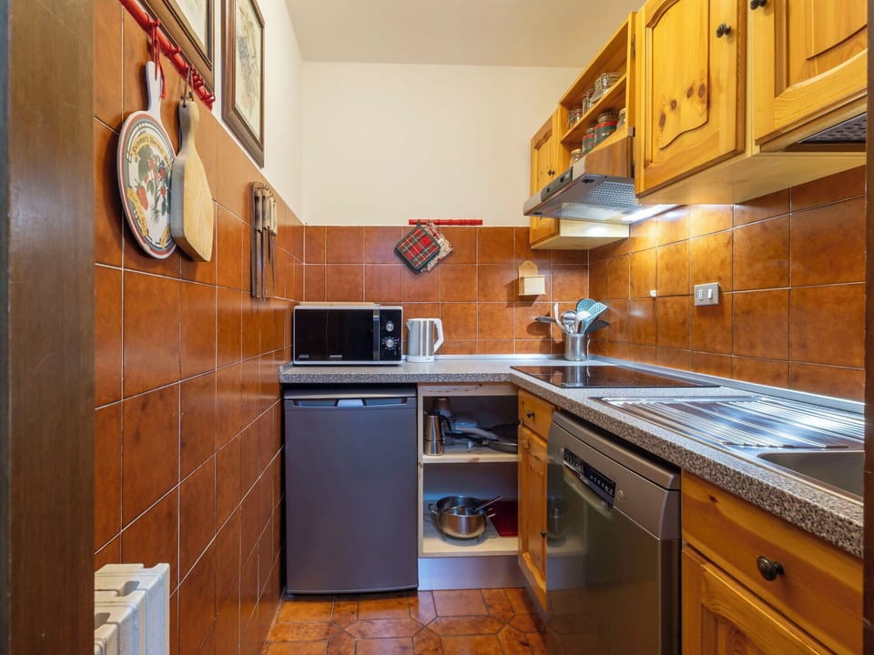 Kitchen, Kitchen Appliance, Countertop, Major Appliance, Wood, Flooring, Interior Design, Cabinetry, Ceiling, Furniture