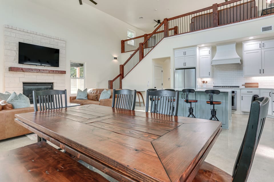 Dining Area | Dishware/Flatware Provided | 1st Floor