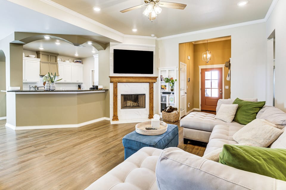 Living Room | Smart TV | Central A/C | Fireplace
