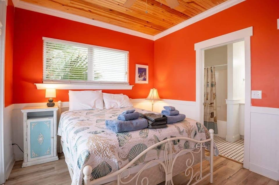 North Side Level 2-Queen Suite Canal View