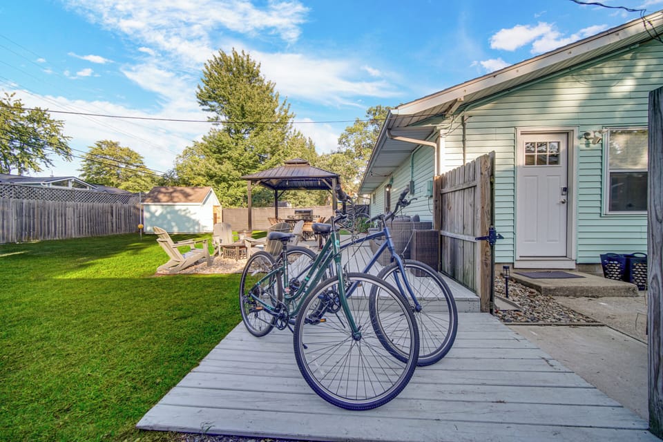 Complimentary bikes are available for guests to explore the neighborhood, enjoy a scenic ride to the beach, or cruise around town at their own pace.