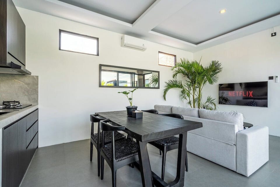 The R Villa Dempo’s dining room is where memories are made—a vibrant space for friends to gather, laugh, and enjoy each other’s company. #The R Villa Dempo