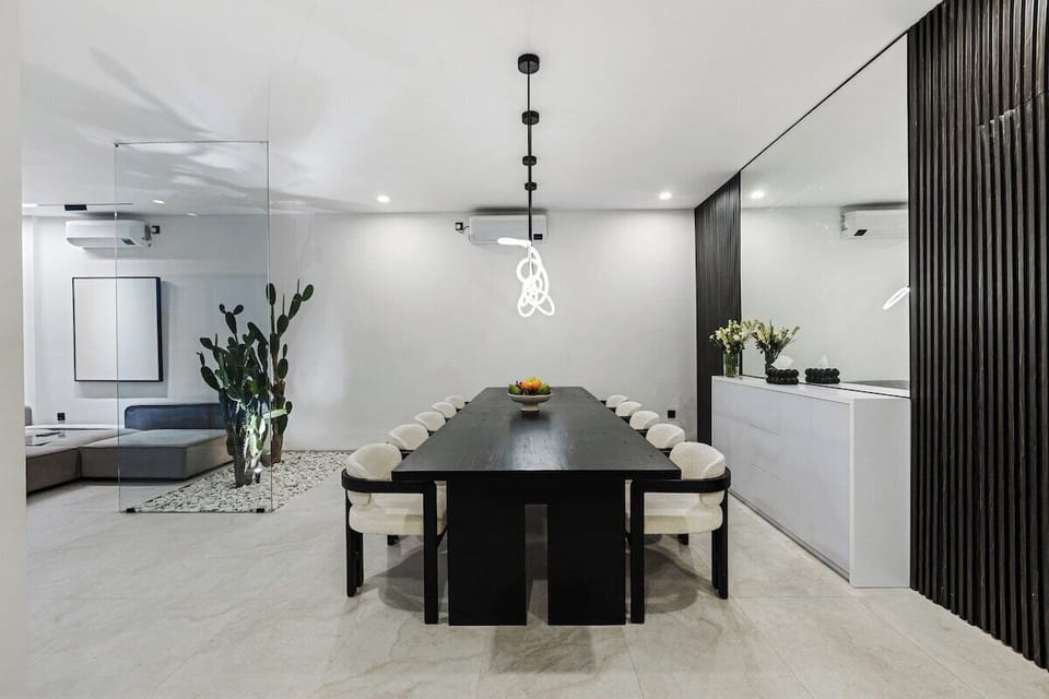 Villa Luwa ’s dining room is where memories are made—a lively space to gather with friends, share delicious meals, and toast to good times, all surrounded by the charm of Bali. Here’s to unforgettable moments! #Villa Luwa