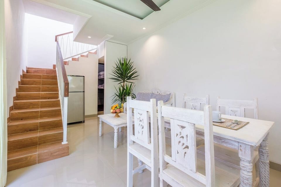 Villa Sinabung's dining room is where memories are made—a vibrant space to gather with friends, toast to good times, and savor delicious meals, all surrounded by the charm of Bali. Here’s to unforgettable moments! #Villa Sinabung