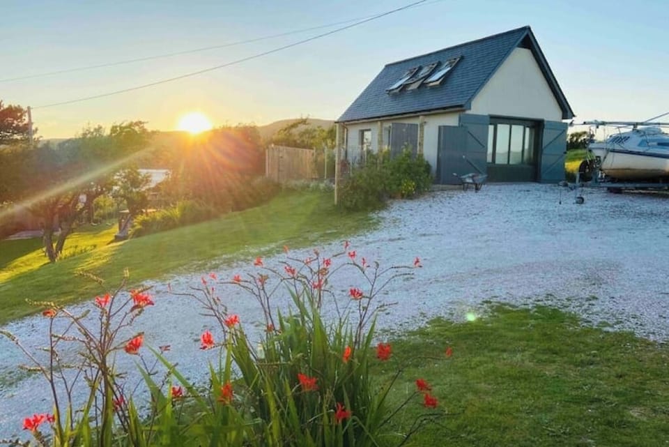 The Boat House fabulous seaside retreat for 2