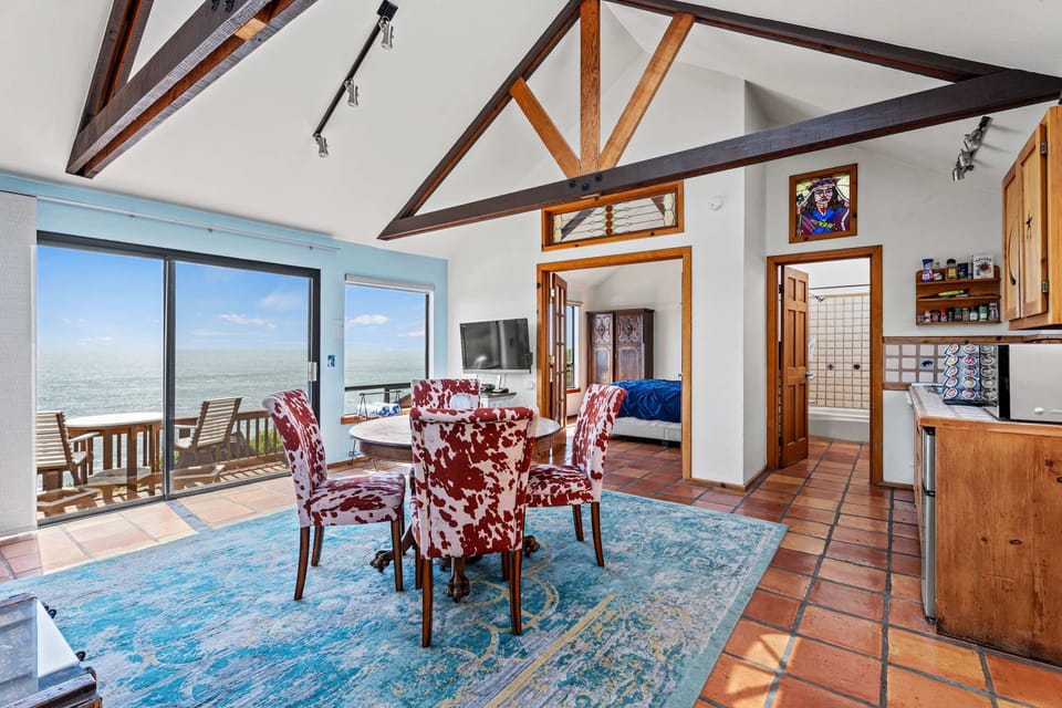 Dine while gazing out over the cliffs and sea!