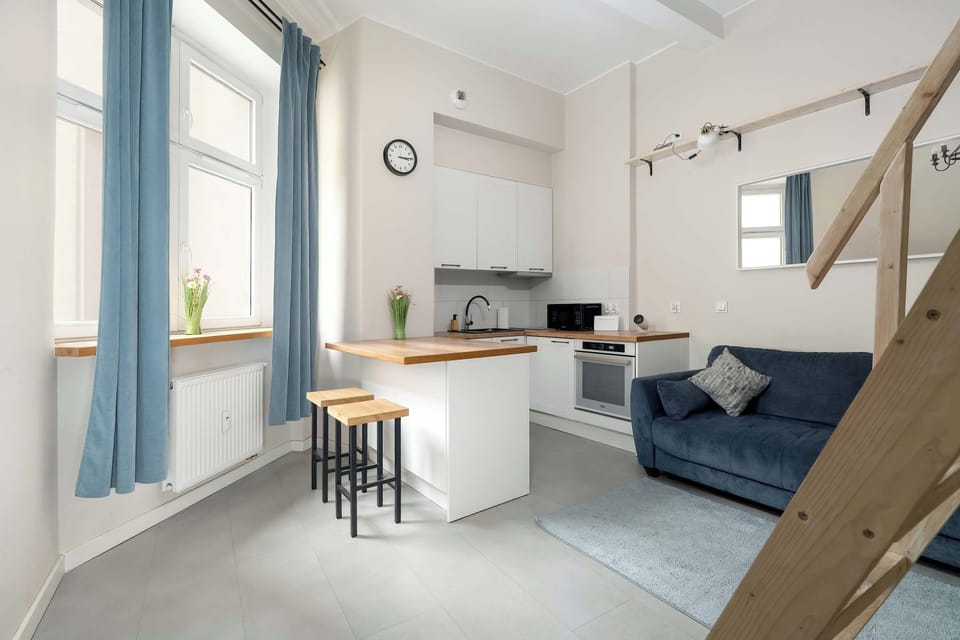 The combination of the kitchen with the living room and the high ceiling makes the interior feel spacious and airy.