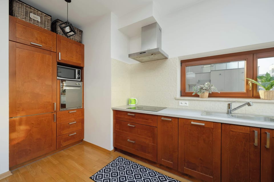 Functional kitchenette with high-quality appliances that ensure that home-cooked meals can be prepared.