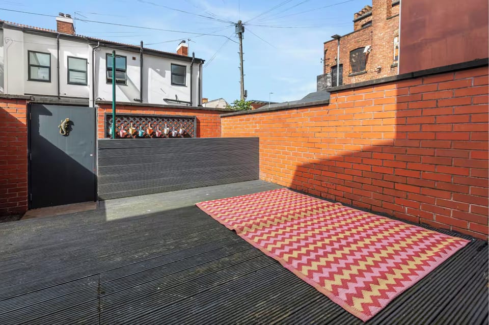 Patio (back garden)