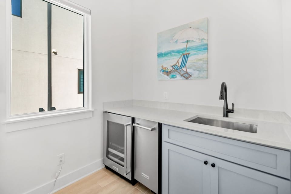 Vivianna #5 - Second Floor - Bonus Living Room Wet Bar