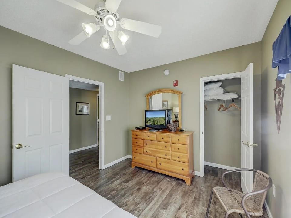 King Bedroom with Cable TV and WIfi