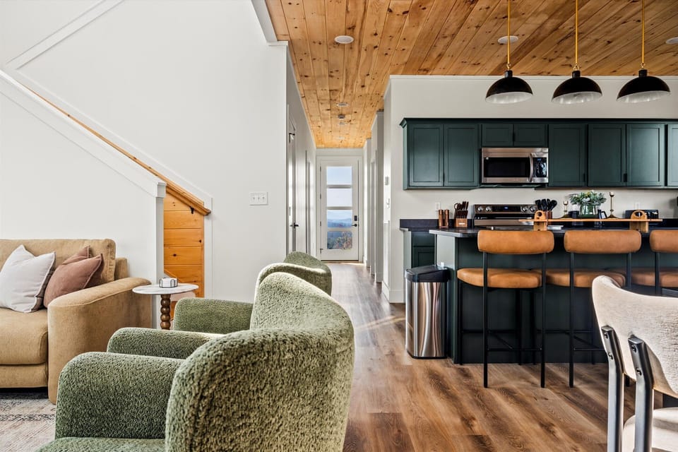 5 Bedroom Rooftop Cabin with Hot Tub Indoor pool at Lodges at Re