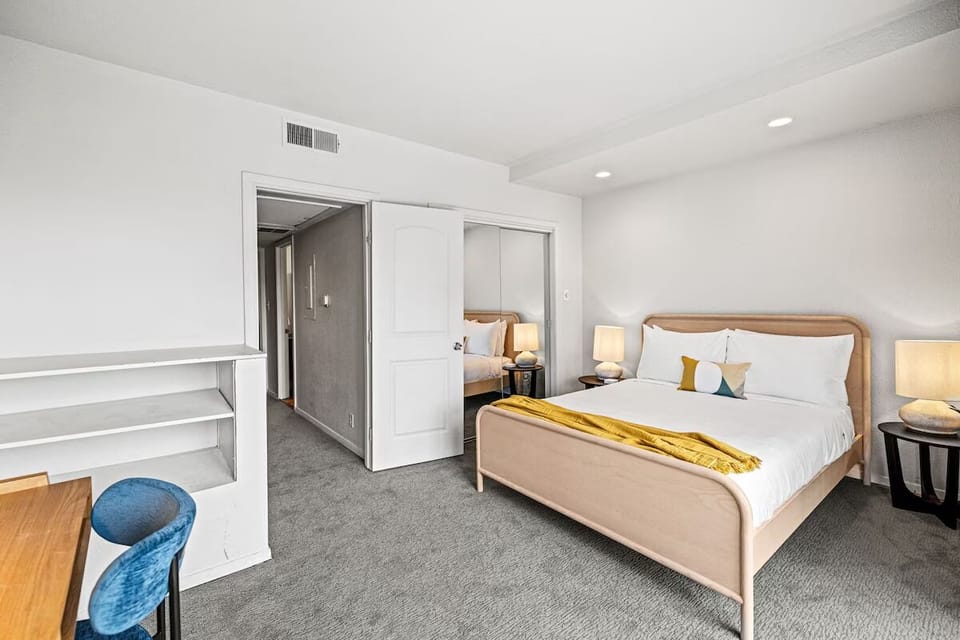 Unit with one Queen bed