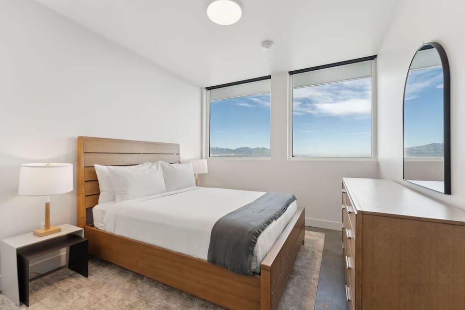 Room with one Queen bed