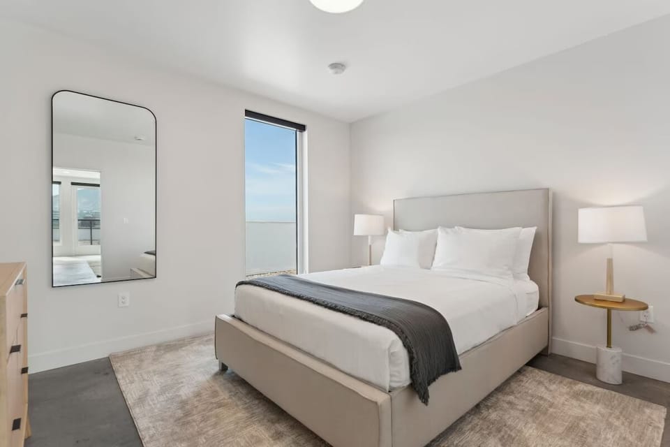 Room with one Queen bed