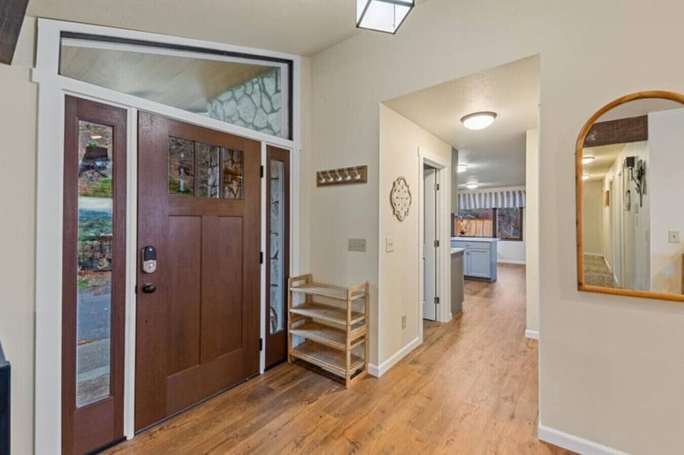 Foyer leading to the kitchen and laundry room