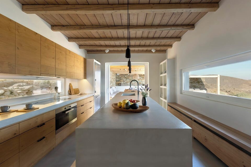 The kitchen seen from another angle.