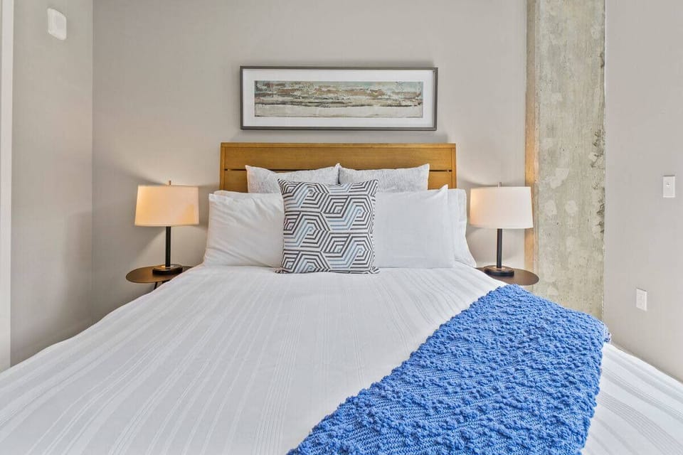 Unit with one queen bed