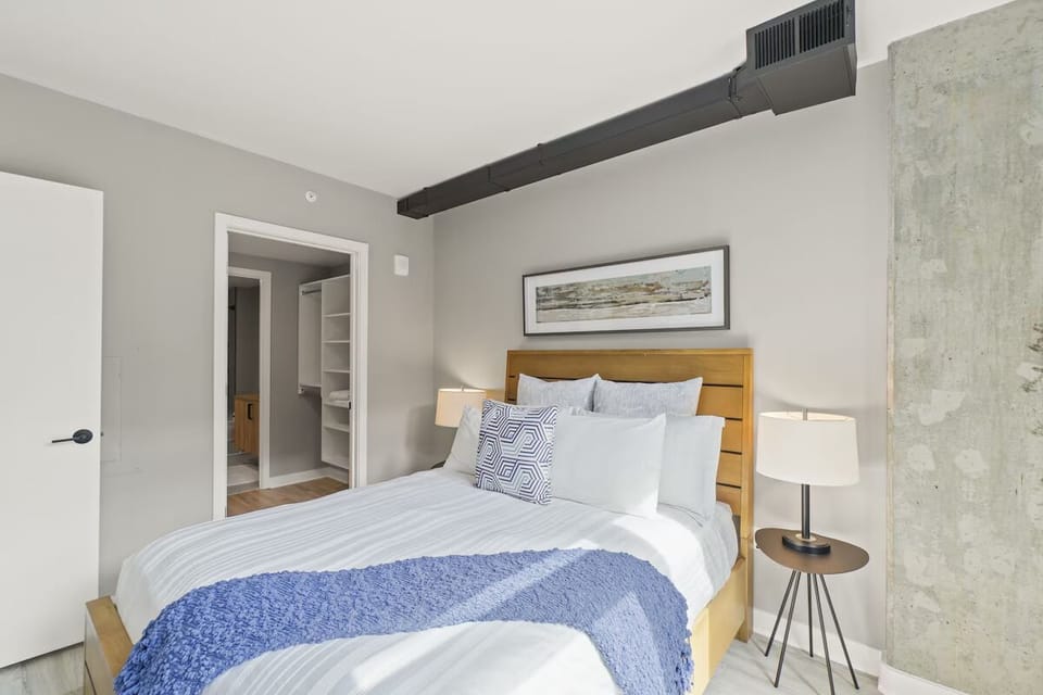 Unit with one queen bed