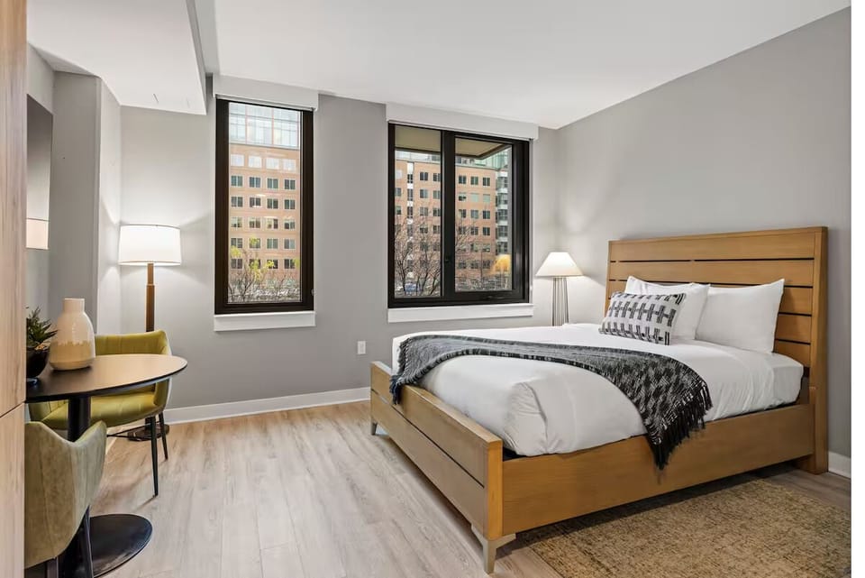 Unit with one queen bed