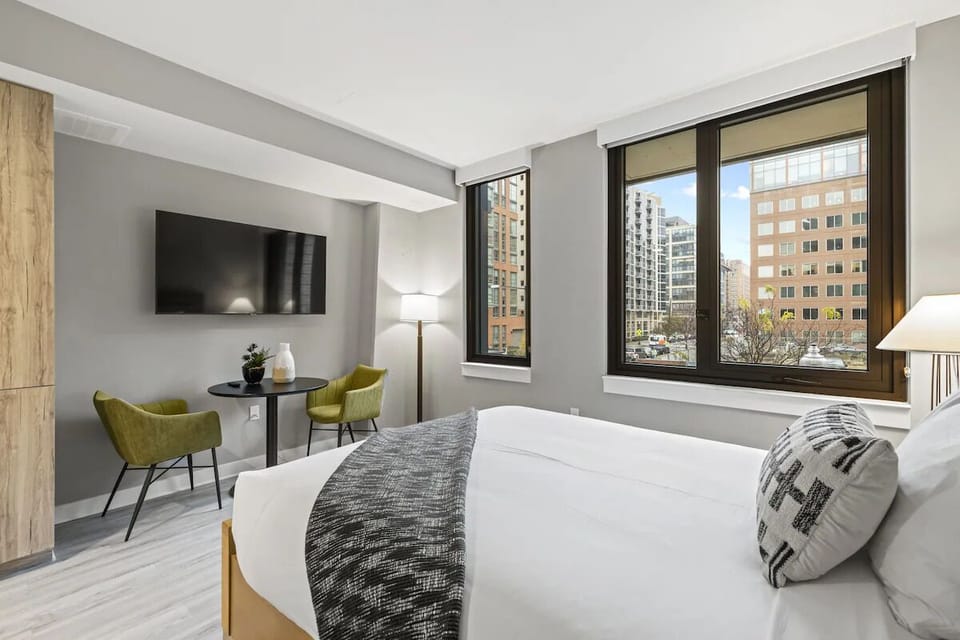 Unit with one queen bed