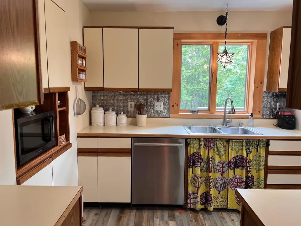 Guests frequently compliment the very-well-stocked kitchen.
