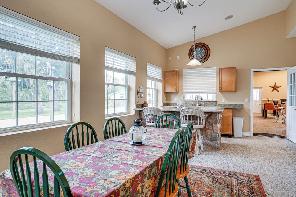 Dining Area | Dishware/Flatware Provided