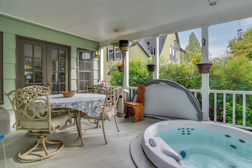 Shared Deck w/ Hot Tub | Self Check-In | 4 Mi to the OMSI