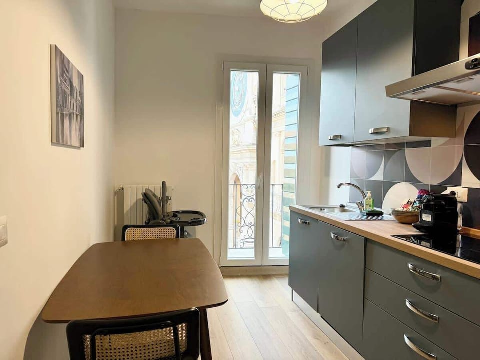 Cucina con un comodo tavolo per un pranzo veloce o da usare come piano di appoggio per chi si diletta con la cucina.