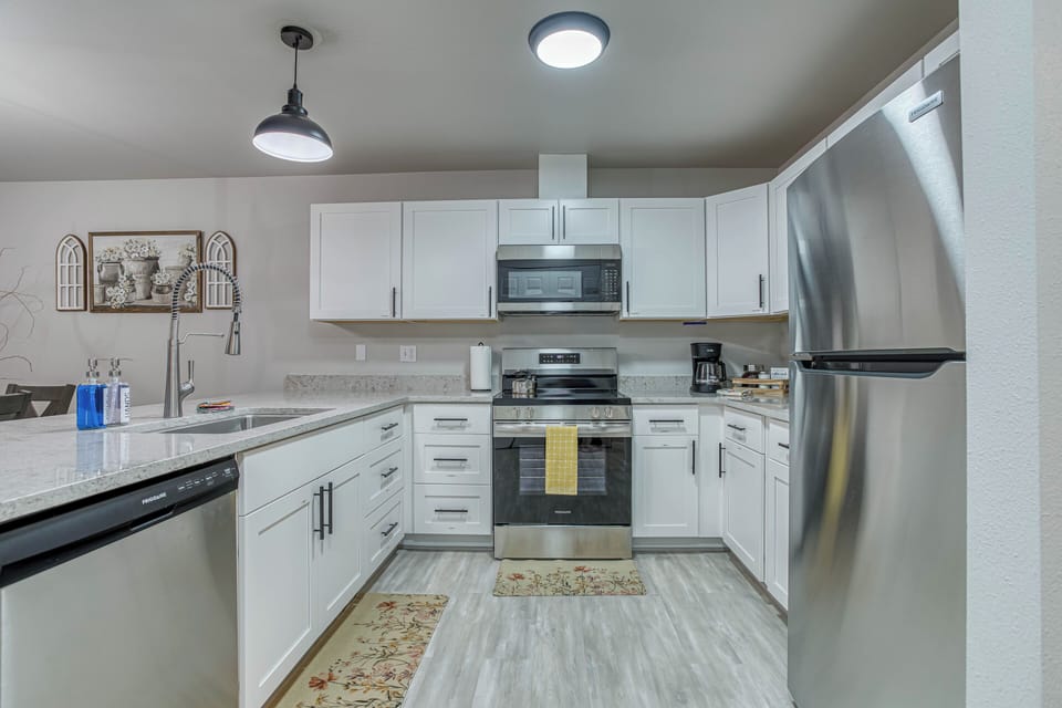 Fully stocked kitchen (you can cook Thanksgiving dinner here!)