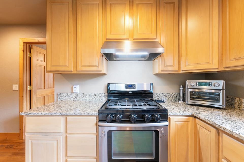 Gas range for efficient cooking | Main Level