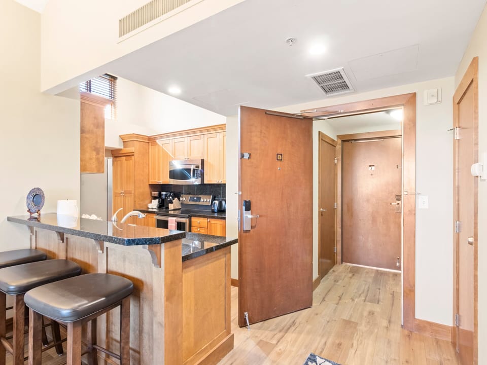 Kitchen / 3 Barstools