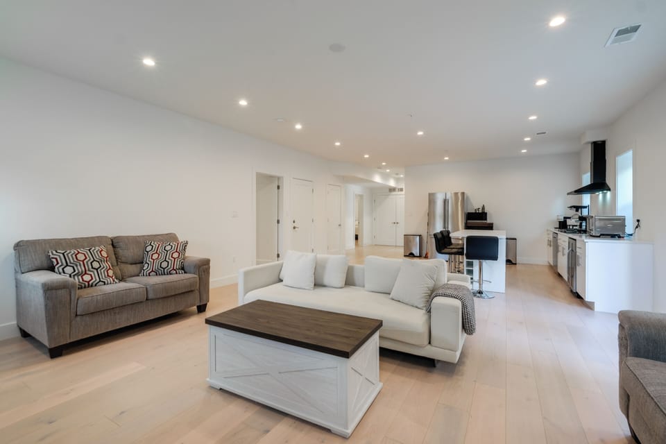 Living Room | Smart TV | Fireplace | Free WiFi | Central Air Conditioning/Heat
