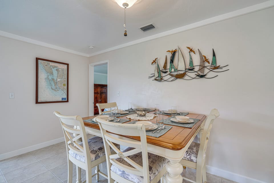 Dining Area | Dishware/Flatware Provided