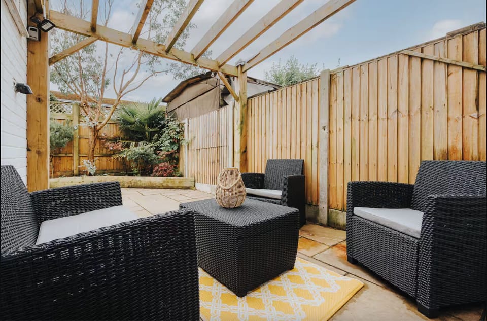 Patio (back garden).