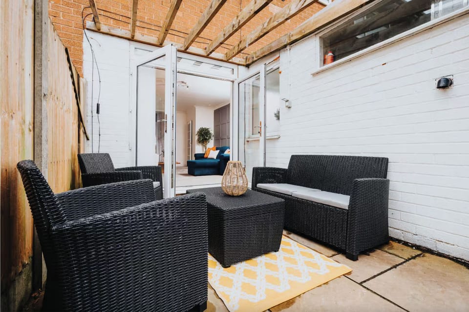 Patio (back garden).