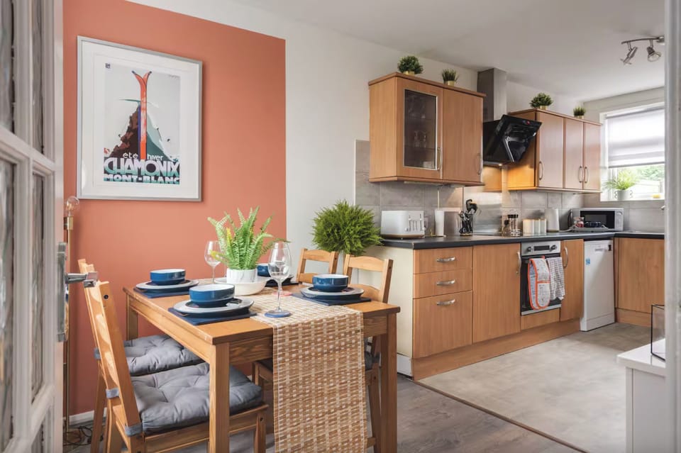 Kitchen & dining area.