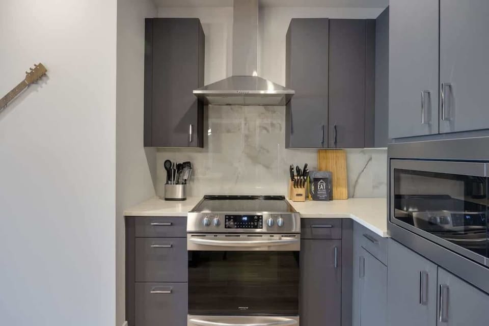 Sleek and modern! Enjoy premium stainless steel appliances, elegant cabinetry, and complete kitchen items in this well-appointed space.