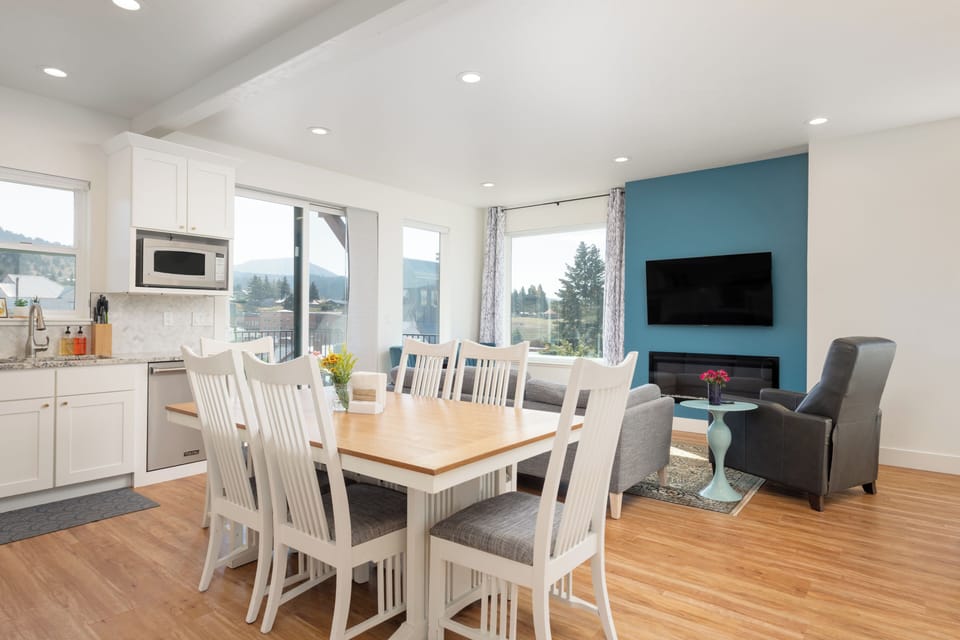 Enjoy home cooked meals at the indoor dining table. 