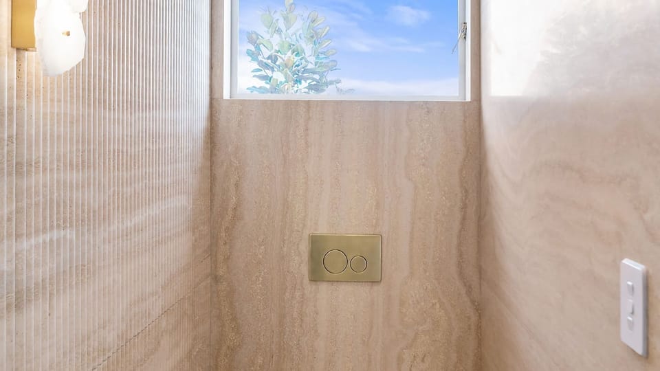 Full bathroom 2 image 2