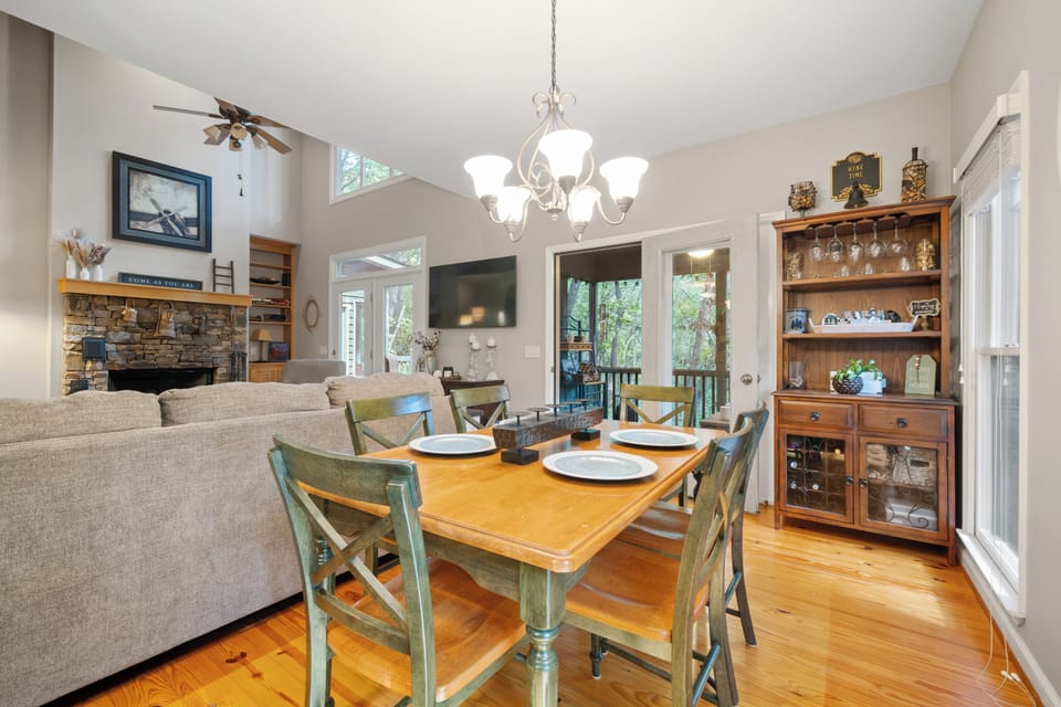 Cozy Mountain Getaway - Entry Level Dining Area