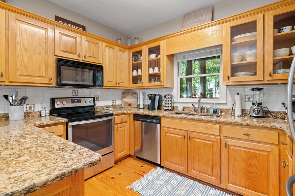 Cozy Mountain Getaway - Entry Level Fully Equipped Kitchen