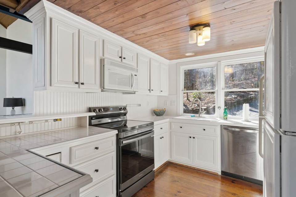 Mountain Retreat by The Stream - Entry Level Fully Equipped Kitchen