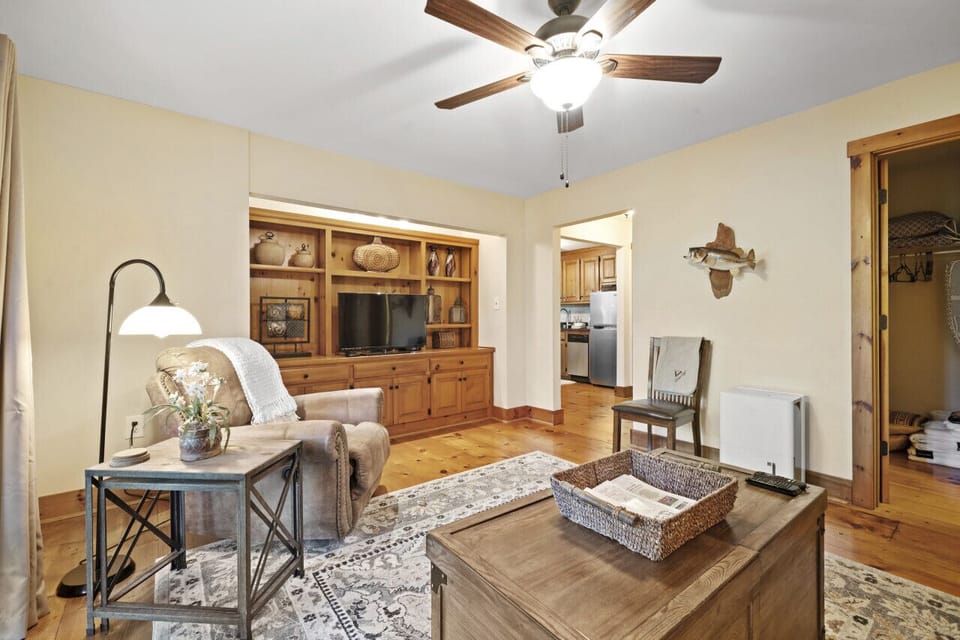 Sconti Ridge Hideaway - Entry Level Living Room